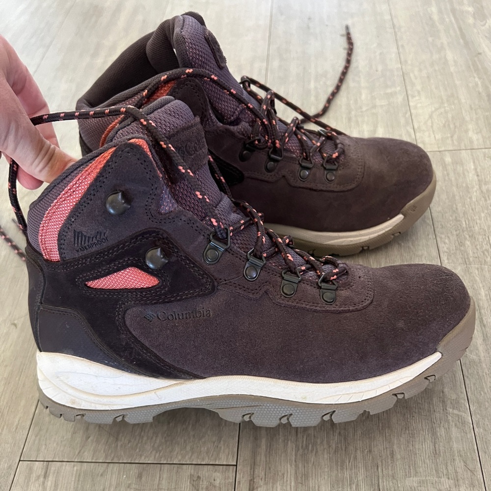 Columbia Newton Ridge Plus- women 9 - purple hiking boots